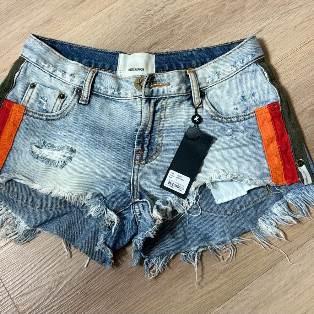 One Teaspoon MONTANA RETRO STRIPE BONITA LOW WAIST DENIM
SHORT
Style 23223 NWT